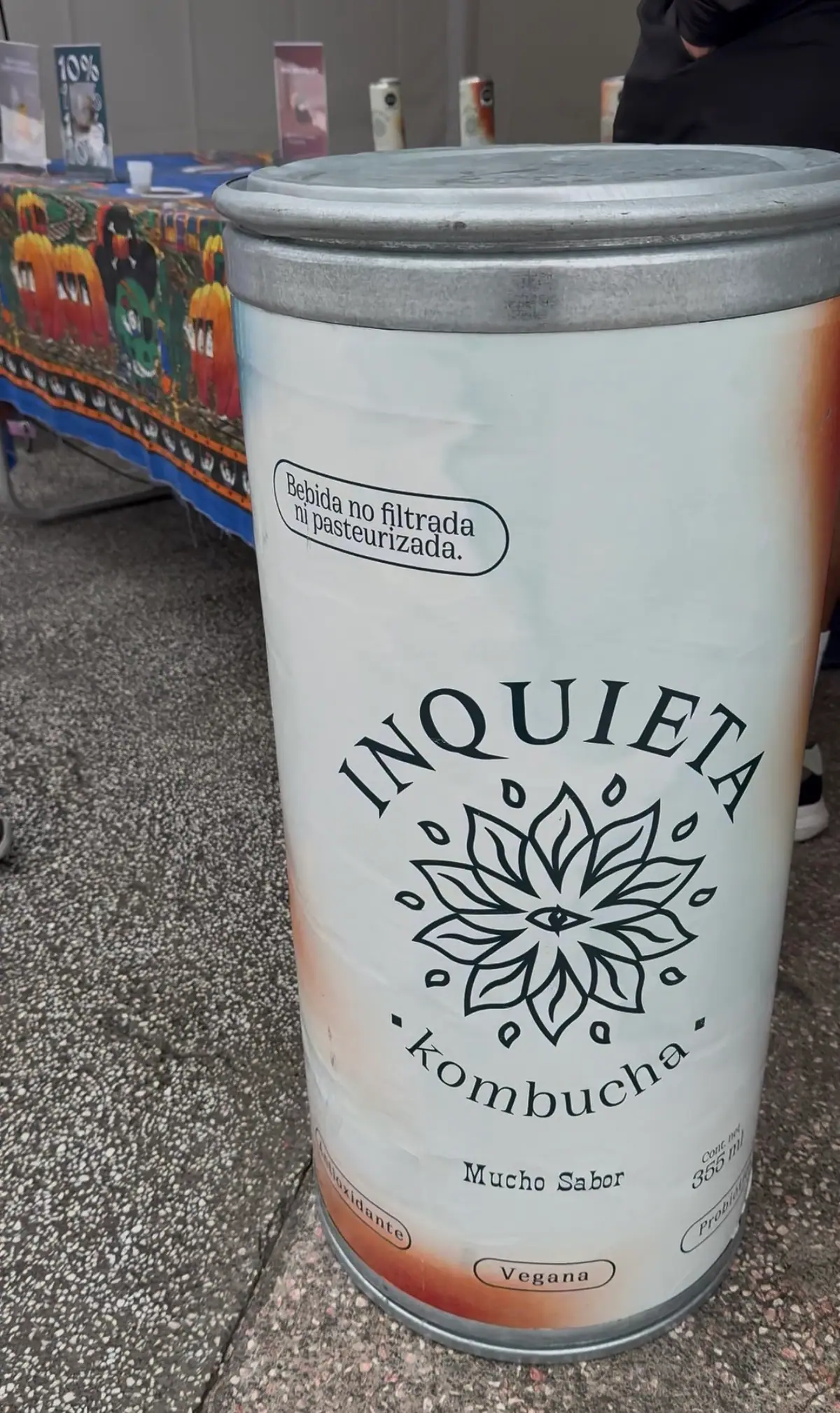 Dispensador de kombucha Inquieta en uno de los stands