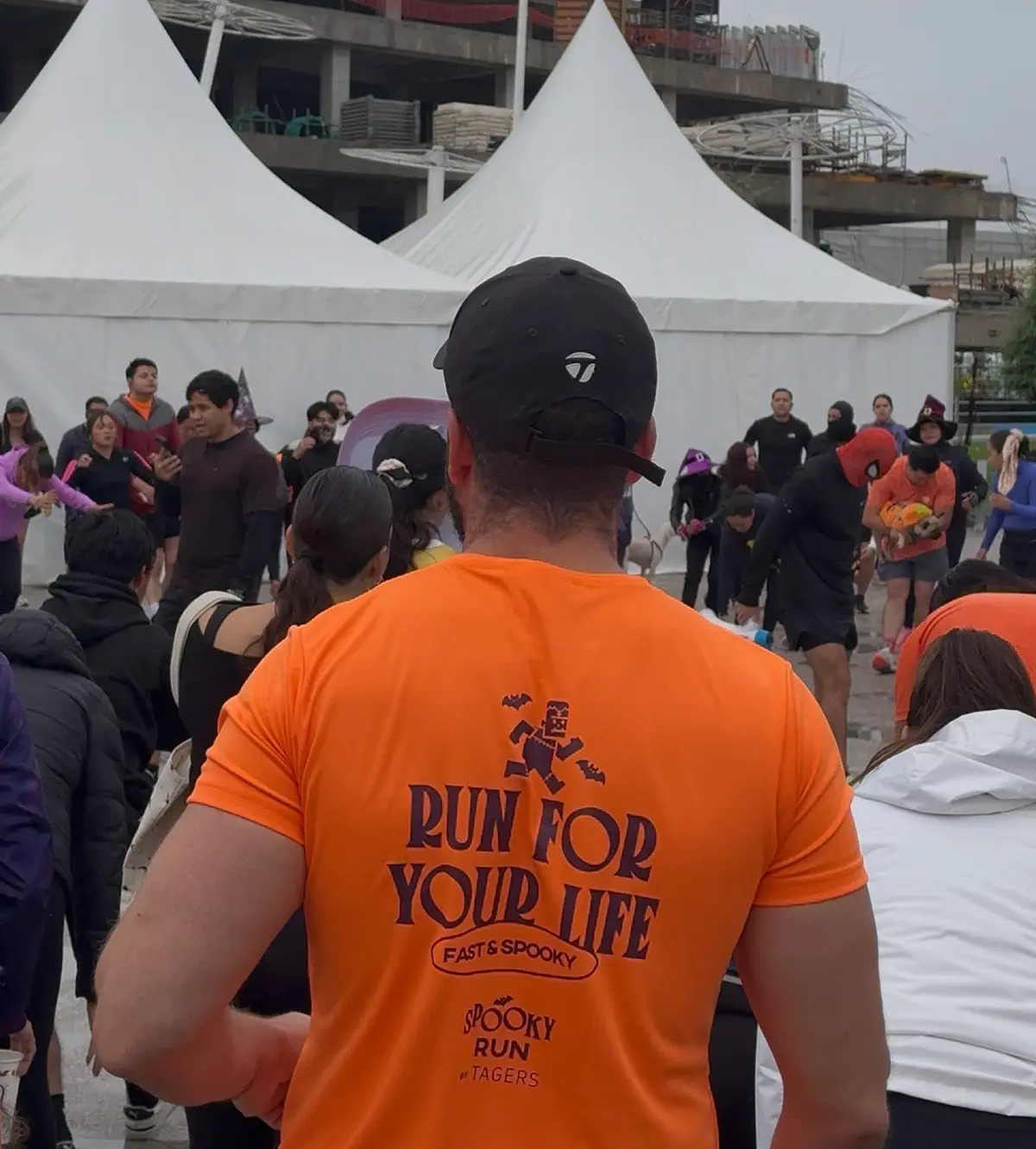 Playera oficial naranja de la Spooky Run con la frase Run for your life