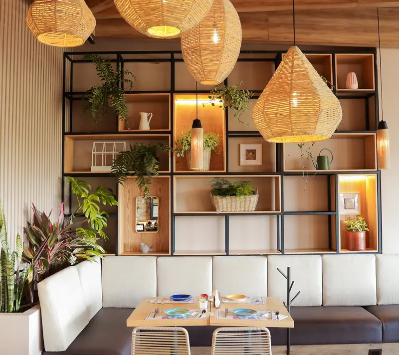 Librero con lámparas tejidas y plantas en Tagers Paseo Angelópolis