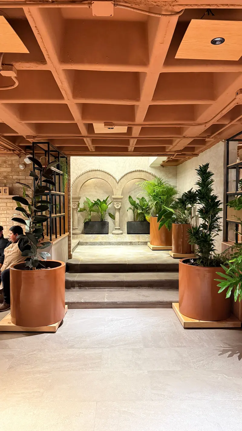 Patio interior con macetas de barro en Tagers San Ángel