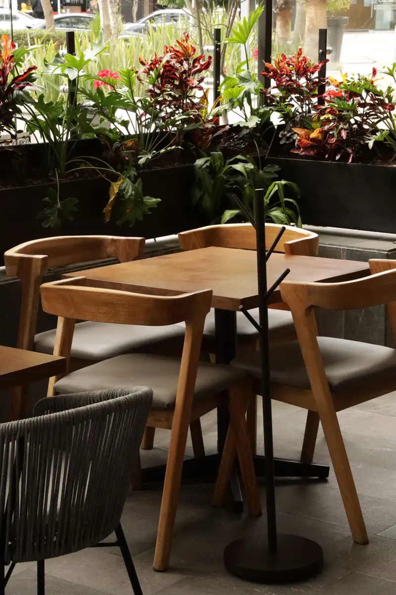 Mesa de madera en la terraza de Tagers Sonata
